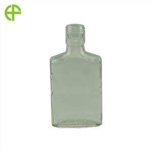 Liten vit spritglasflaska